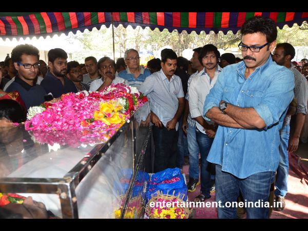 Venkatesh Pays Last Respect To Actor Uday Kiran