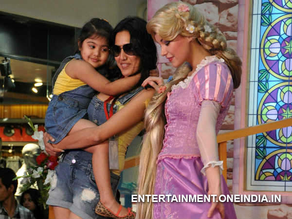 Kamya Punjabi And Daughter With Rapunzel