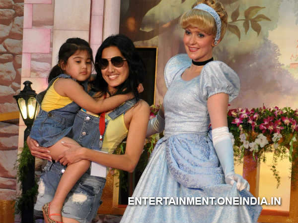 Bigg Boss 7's Kamya Punjabi And Daughter Meet Snow White