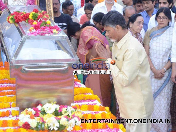 Chandrubabu Naidu Paying His Last Respect