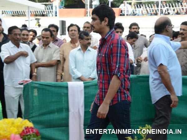 Actor Siddharth Paying His Last Respect