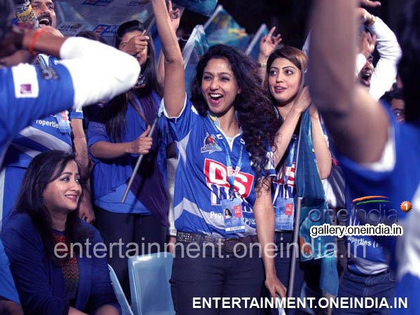 Actresses Joined Hands