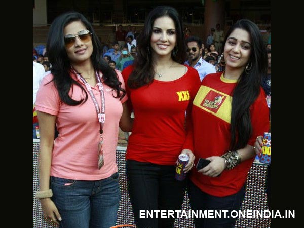 Sunny Leone With Other Actresses