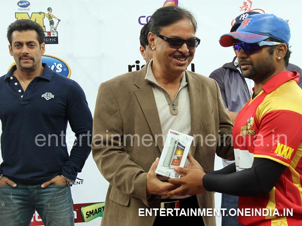 Sachiin Joshi Receiving Honour