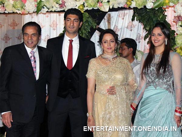 Dharmendra, Hema Malini Pose With The Newly Wed