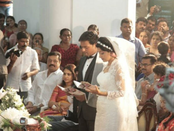 Meera Jasmine-Anil John Taking Pledge 