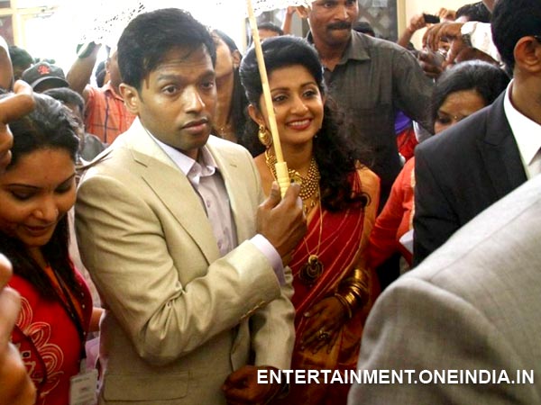 Threat For Meera Jasmine's Husband 