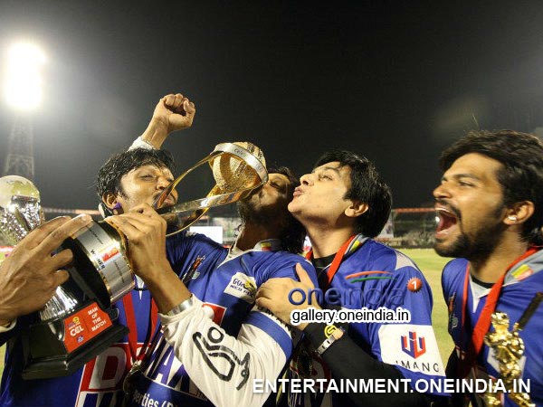 Sudeep Celebrating With The Team