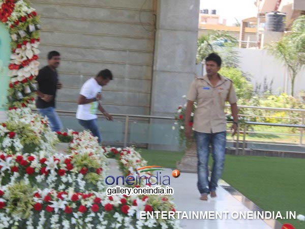 Puneet Rajkumar Praying For Rajkumar's Cemetery