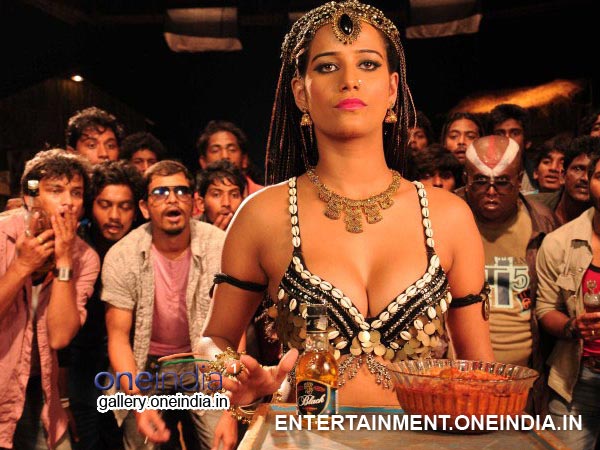 Poonam Pandey Showing The Dance Moves With Junior Artist