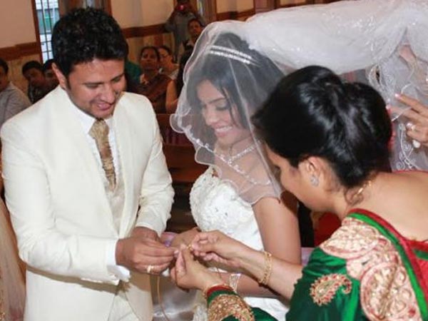 Raja Abel Putting Wedding Ring In Amritha's finger