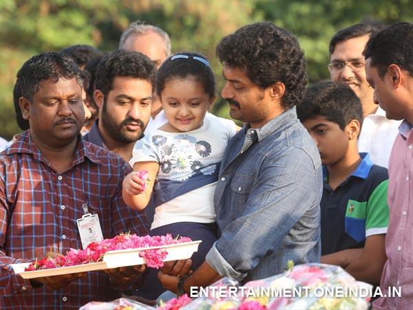 Kalyan Ram's Daughter Offering Flowers To Late NT Rama Rao 