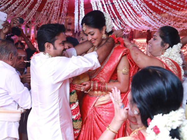 Vijay Ties The Knot With Amala Paul.