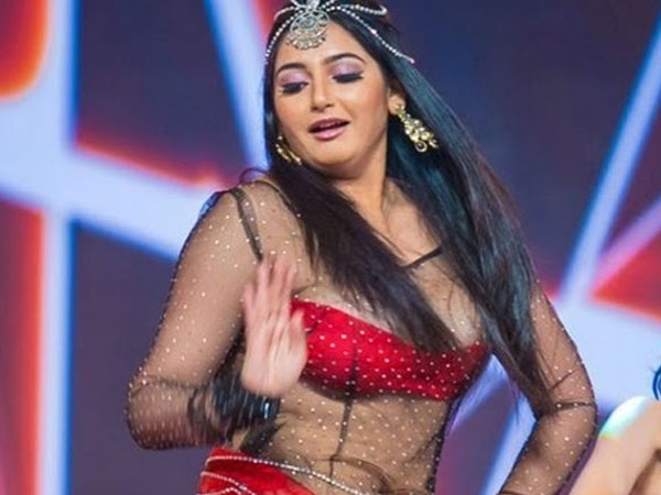 Ragini Dwivedi's Wardrobe Malfunction 