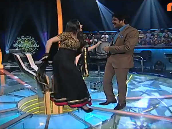 Charmi Shakes Legs With Nagarjuna On MEK