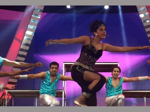 Taapsee Performs At Filmfare Awards South 2014