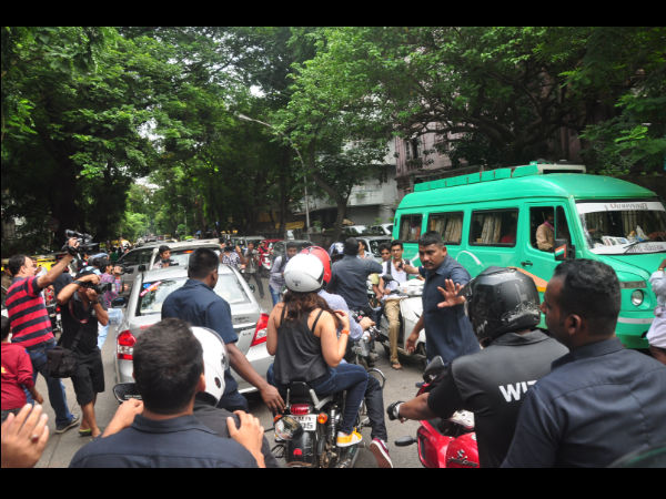 Fans Wish A Happy Journey